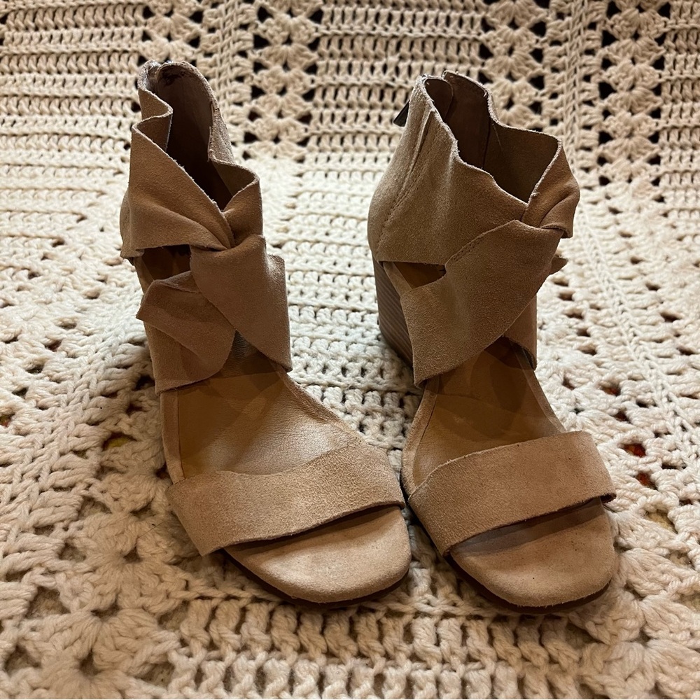 Lucky Brand Tammanee Tan Suede Wedge Sandals Size 7